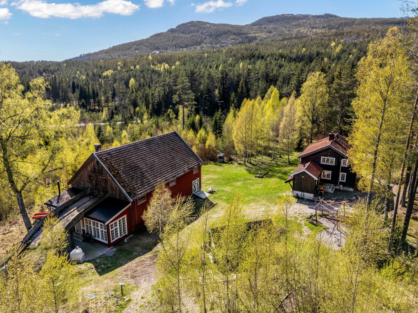 Eiendommen inneholder ett bolighus med utleiedel i kjelleren, en låve med koselige oppholdsrom, stor vinterhage og en grillhytte. Galleribilde