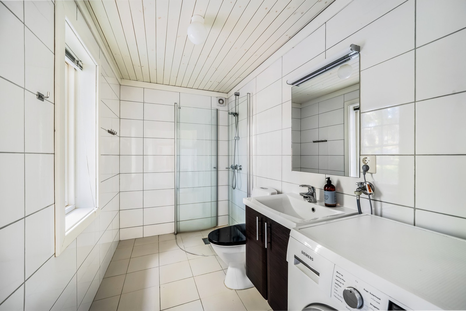 Bad 1, beliggende ved kjøkkeninngangen. Det er ett bad til i 1. etasjen, ved trappeoppgangen til 2. etasje. Galleribilde