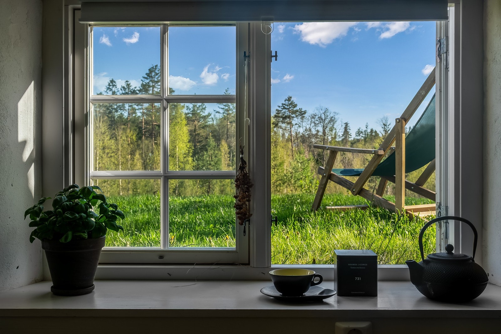 Utsikt fra kjøkkenvindu i underetasjen Galleribilde