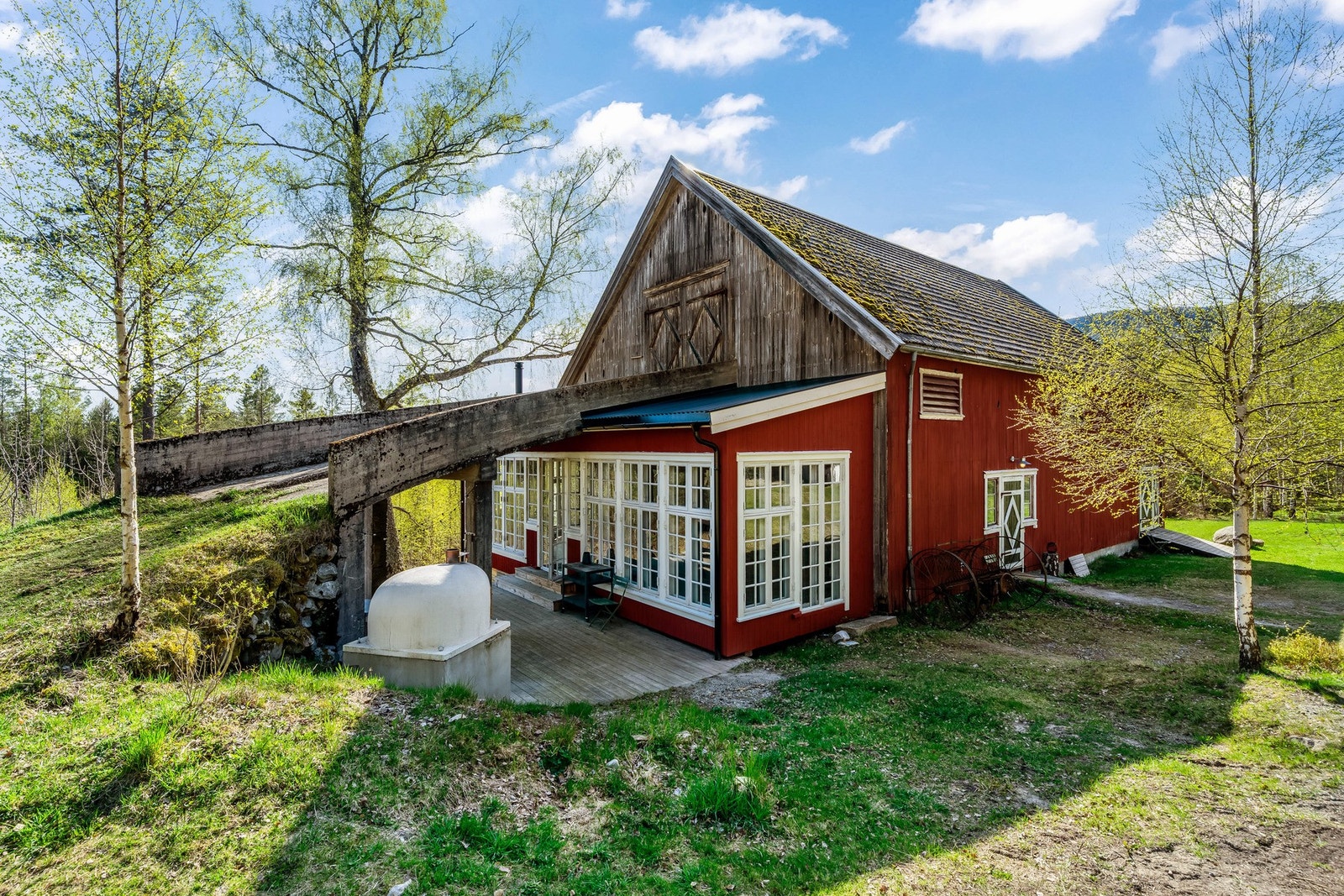 På enden av låven er det bygd en stor isolert vinterhage med peisovn. Galleribilde