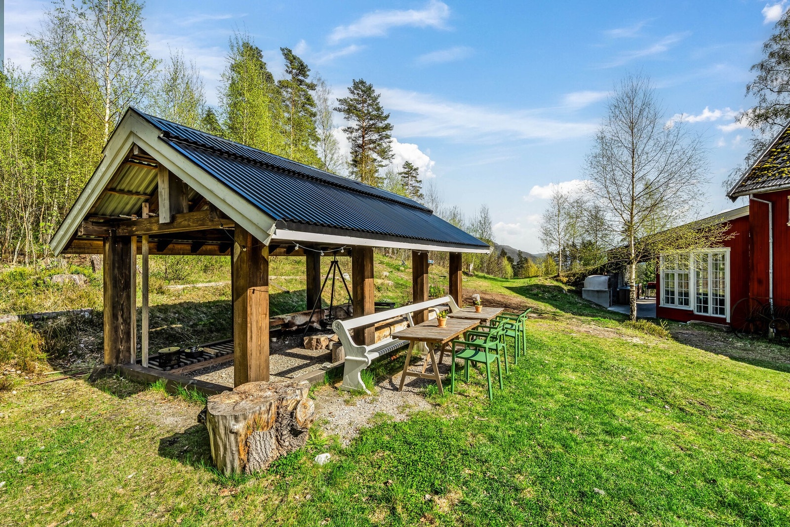 Koselig grillhytte med plass til flere, plassert sentralt på gårdstunet. Galleribilde