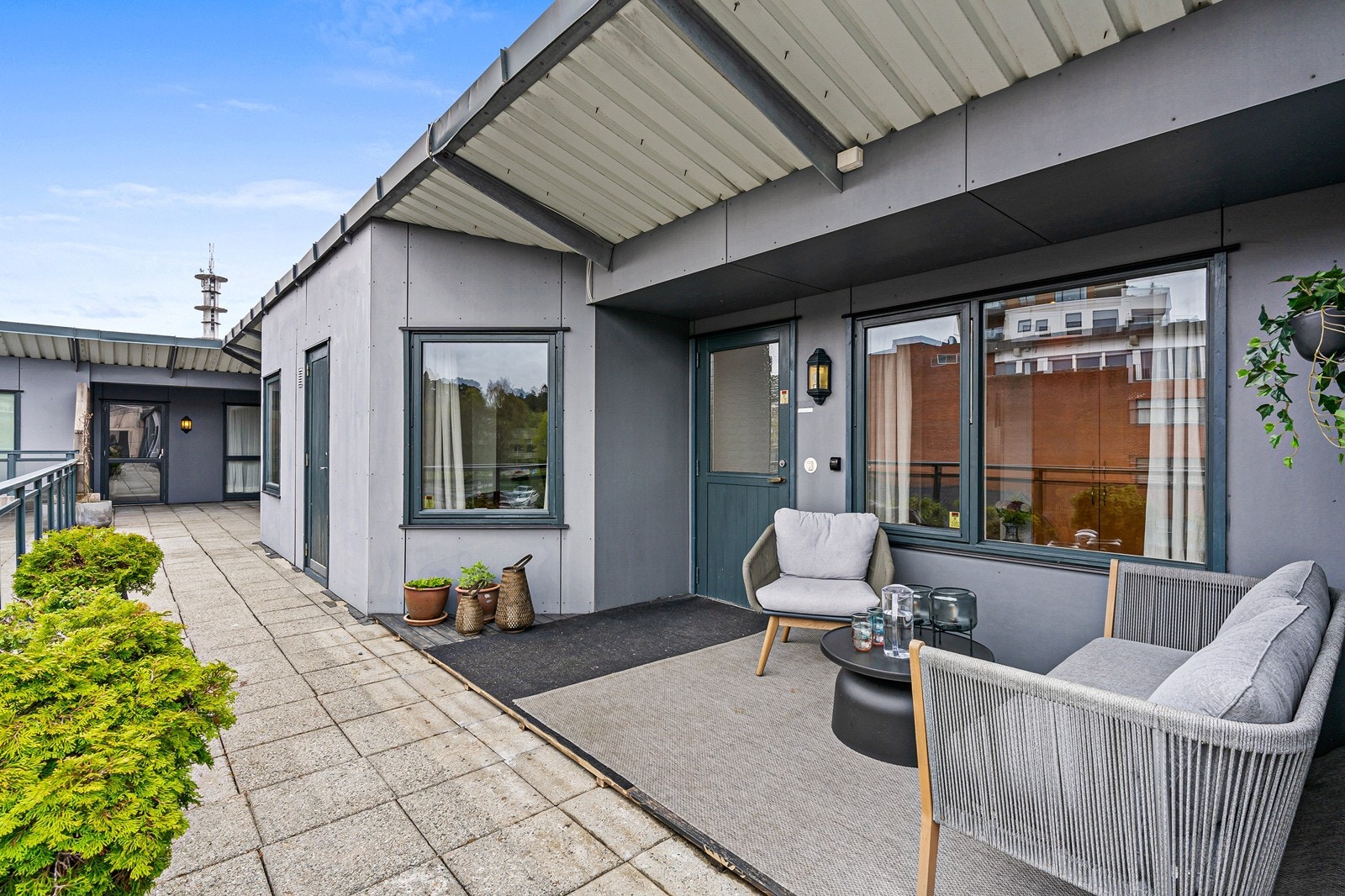 Uteplass i tilknytning til inngangspartiet. Galleribilde