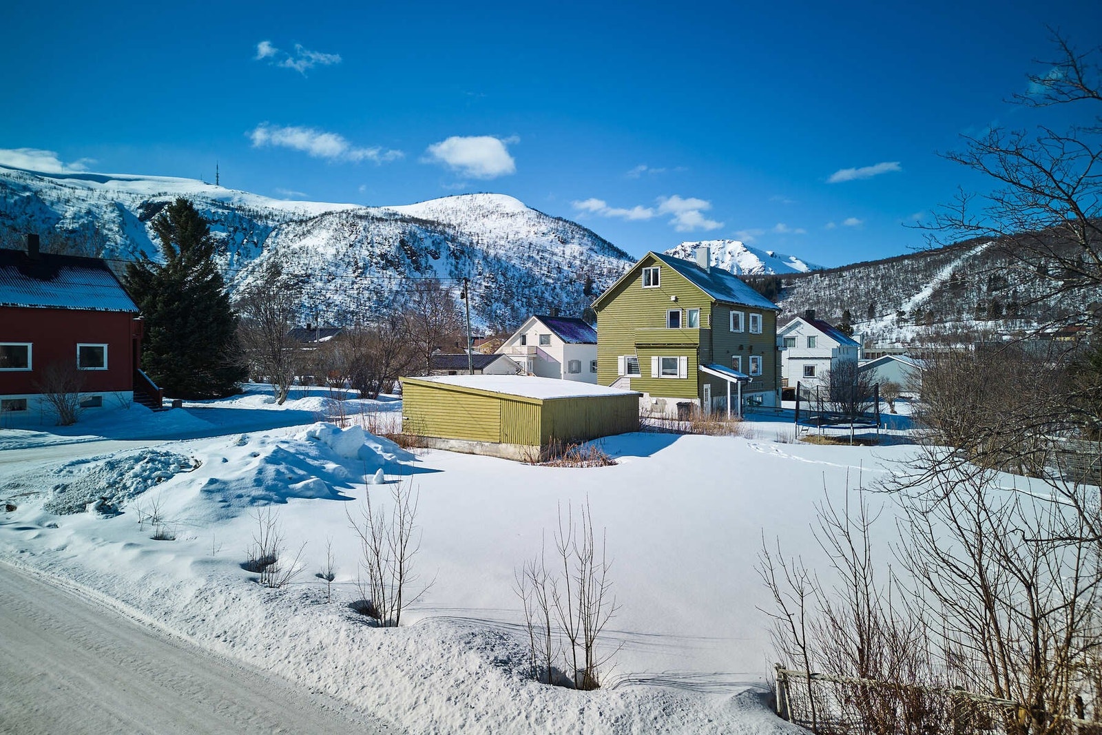 Eiendommen ligger på en hjørnetomt. Det står oppført en garasje på eiendommen. Galleribilde