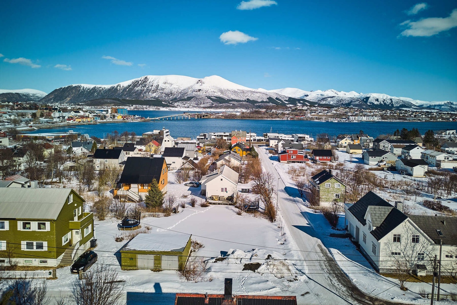 Boligtomt på 545 kvm beliggende i Søndre like øst for Stokmarknes sentrum. Galleribilde