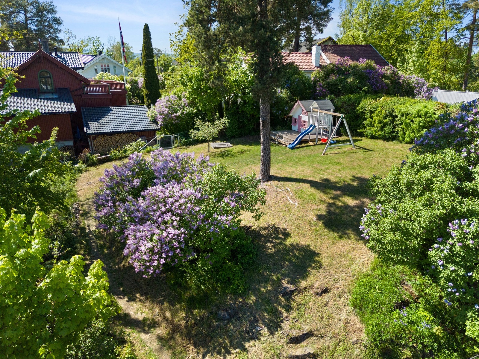 Selve hagen og området rundt er grønt og frodig. Galleribilde