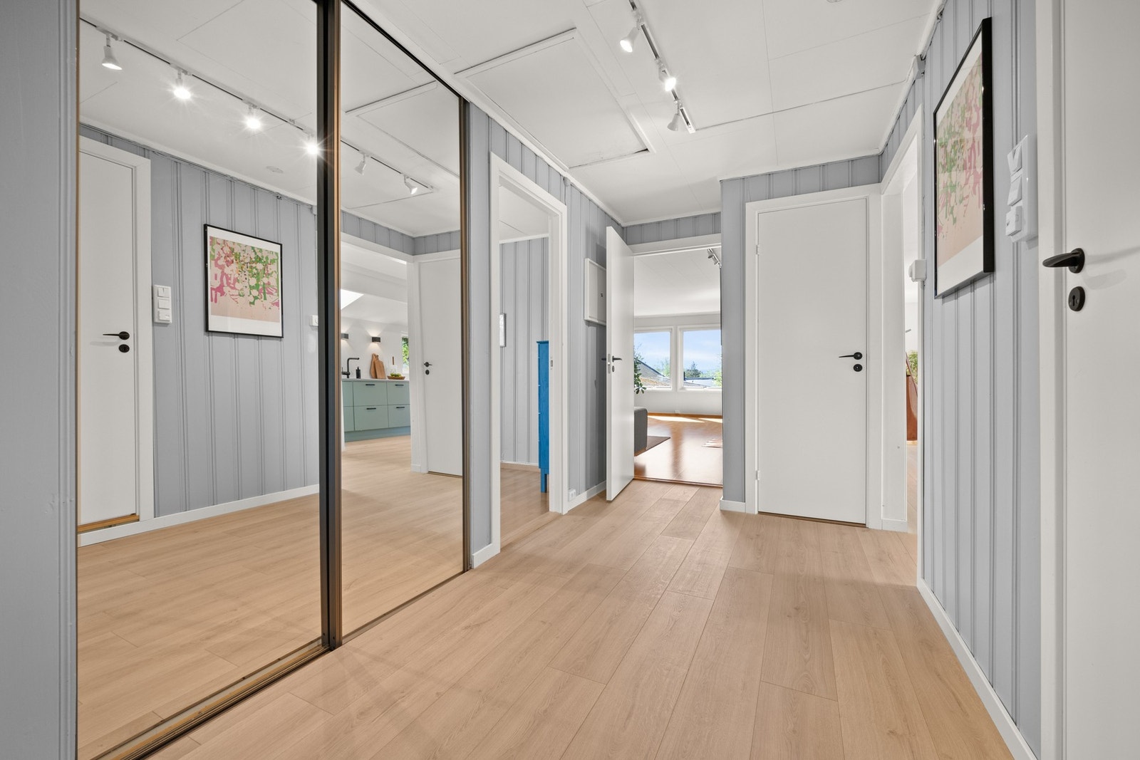Velkommen hjem! Boligen har en innbydende entré med skyvedørsgarderobe. Galleribilde