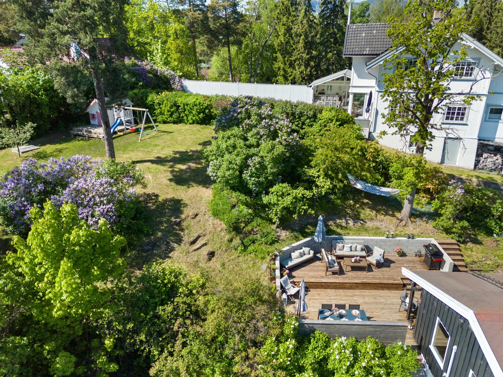 Nærområdet har mye å by på for både store og små. Med denne unike beliggenhet nær sjøen, er badeliv og sjøsport naturlig nok en del av hverdagen. Galleribilde