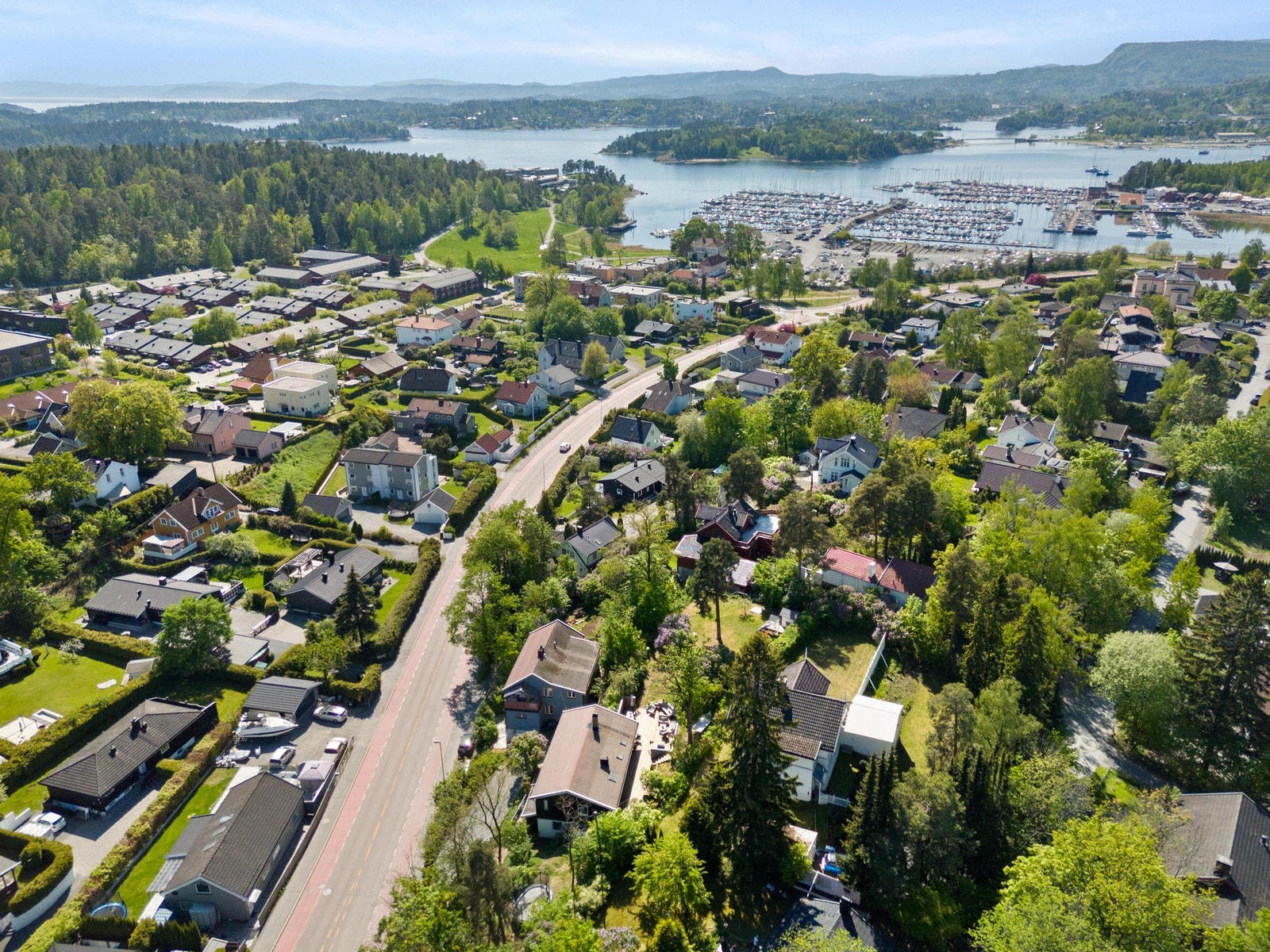 Det er 2 minutters gange til bussholdeplass bl.a. med ekspressavganger til Oslo i rushtiden og 10 minutter til Blommenholm togstasjon, reisetid til Oslo sentrum ca. 19 minutter Galleribilde