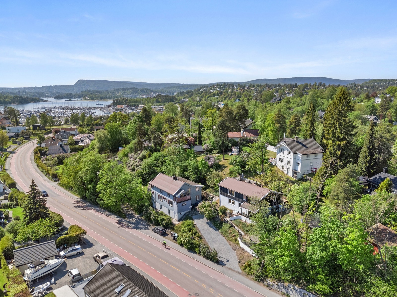 Også kort vei til offentlig kommunikasjon, Høvik senteret samt Sandvika Storsenter. Galleribilde
