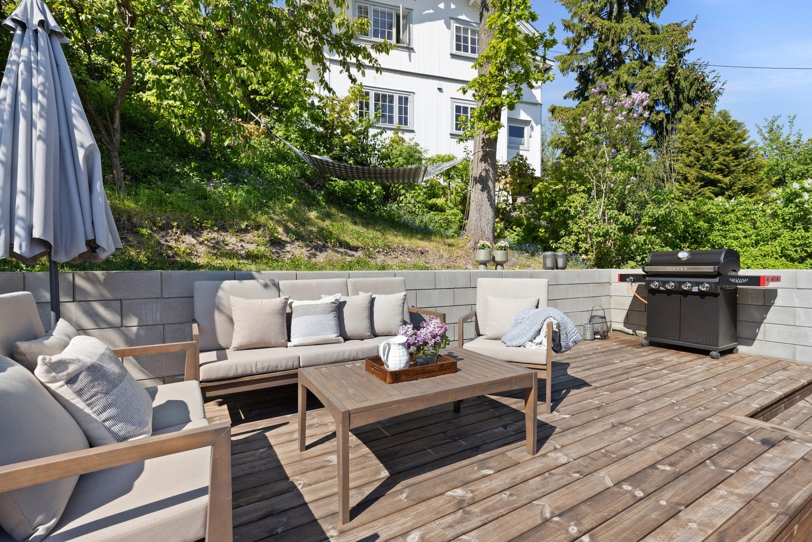 Terrassen har gode møbleringsmuligheter med plass til meste du ønsker. Galleribilde