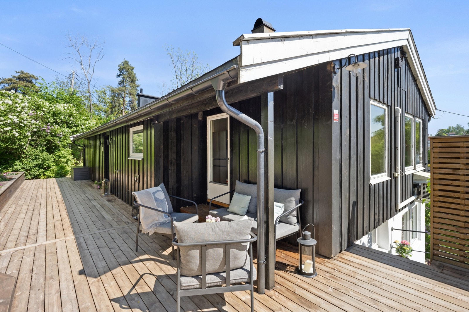 Terrassen er som en naturlig forlengelse av oppholdsrommene om sommeren. Galleribilde