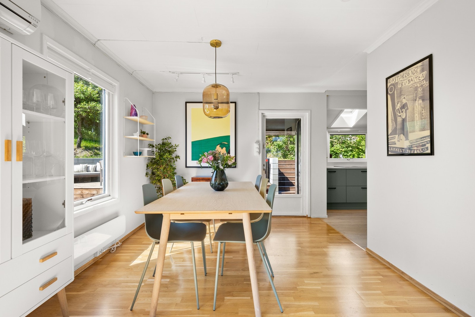 Ved stuedelen er det også en spisestuedelen med plass til langbord for hele familien. Galleribilde