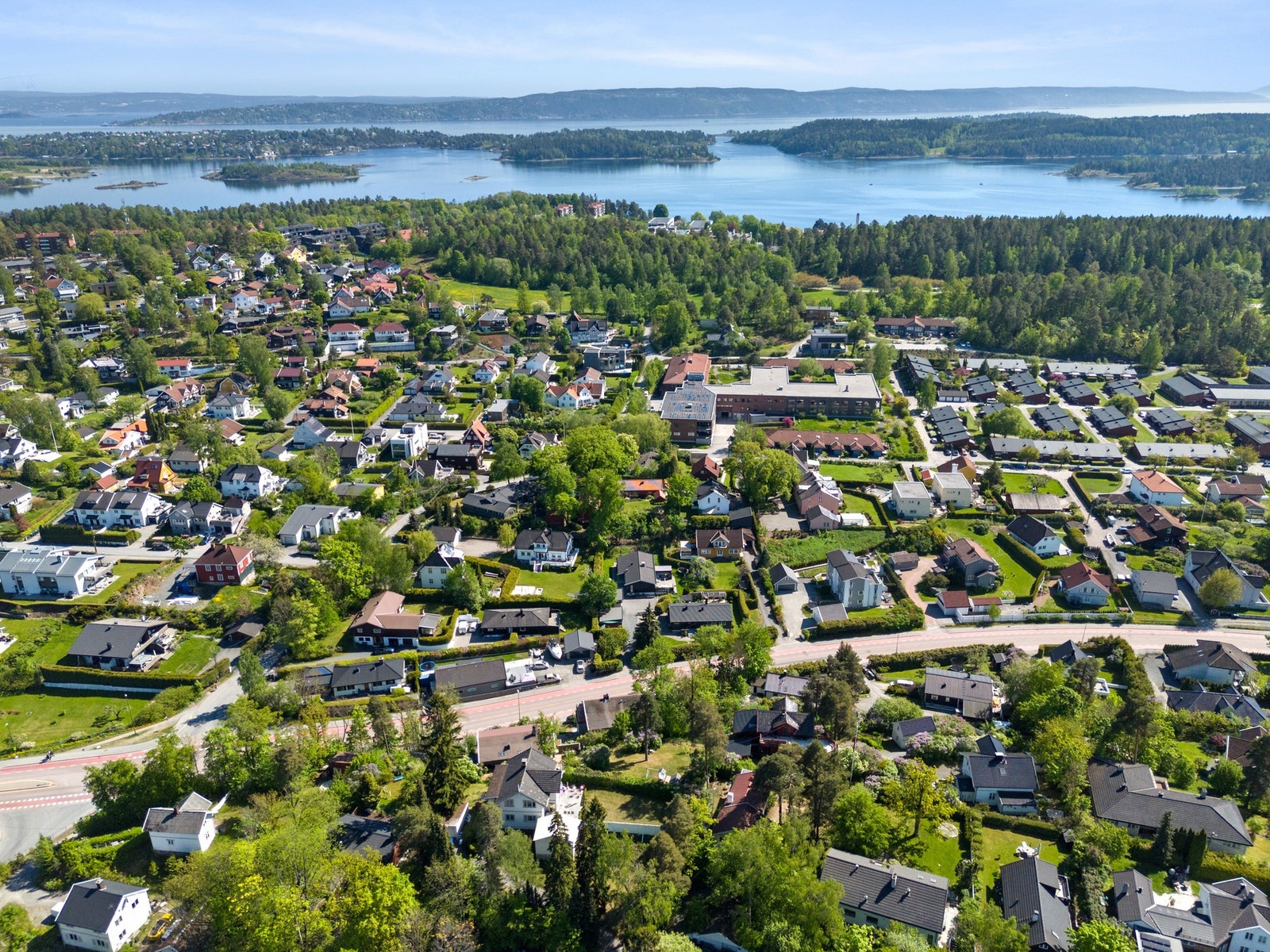 Ønsker du å bo i et rolig og barnevennlig område med alt i nærheten, samtidig som du har kort vei til hovedstaden, så er dette boområdet helt ideelt. Galleribilde