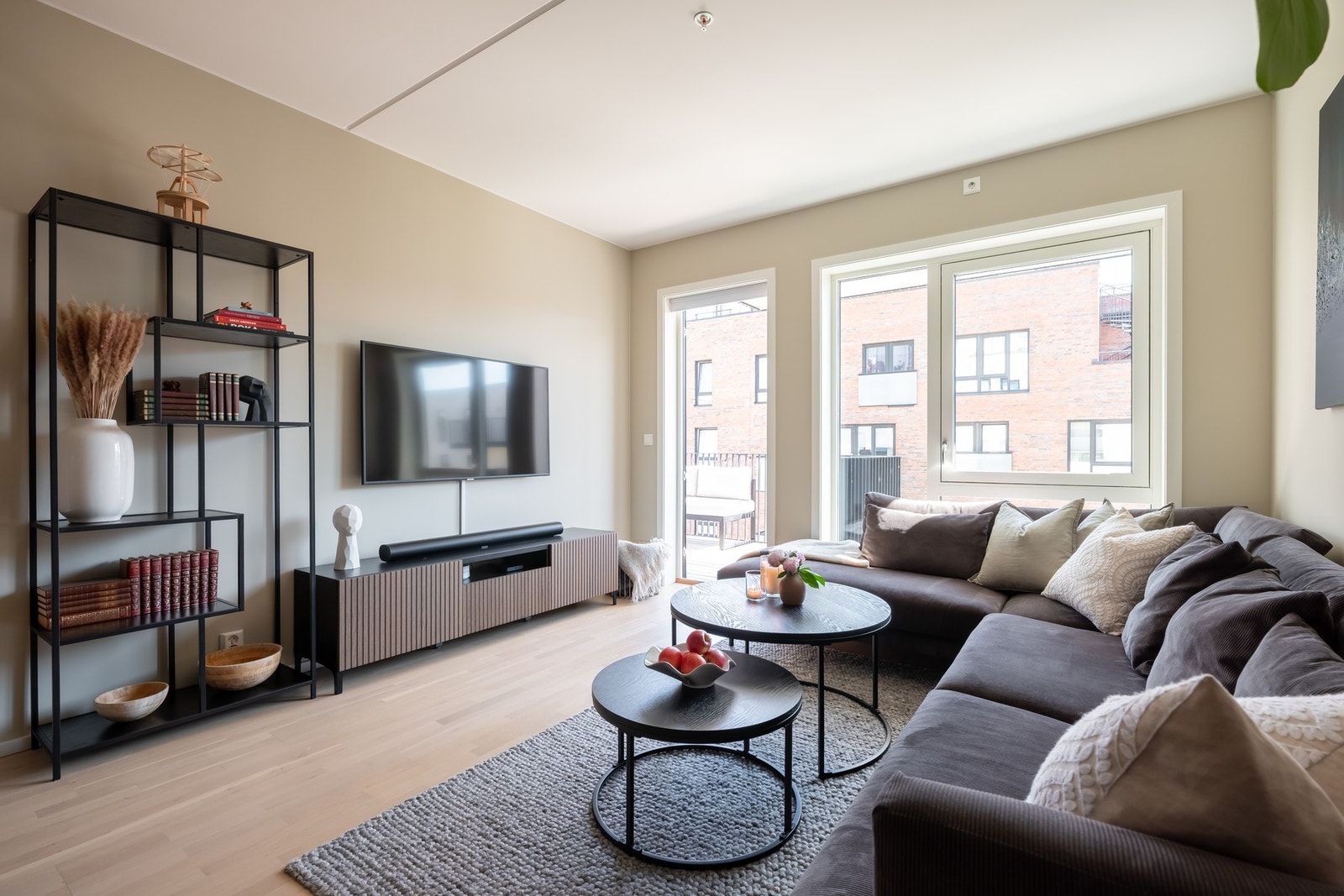 Stuen har gode innredningsmuligheter hvor det er god plass til sofagruppe med tilhørende møblement. Galleribilde