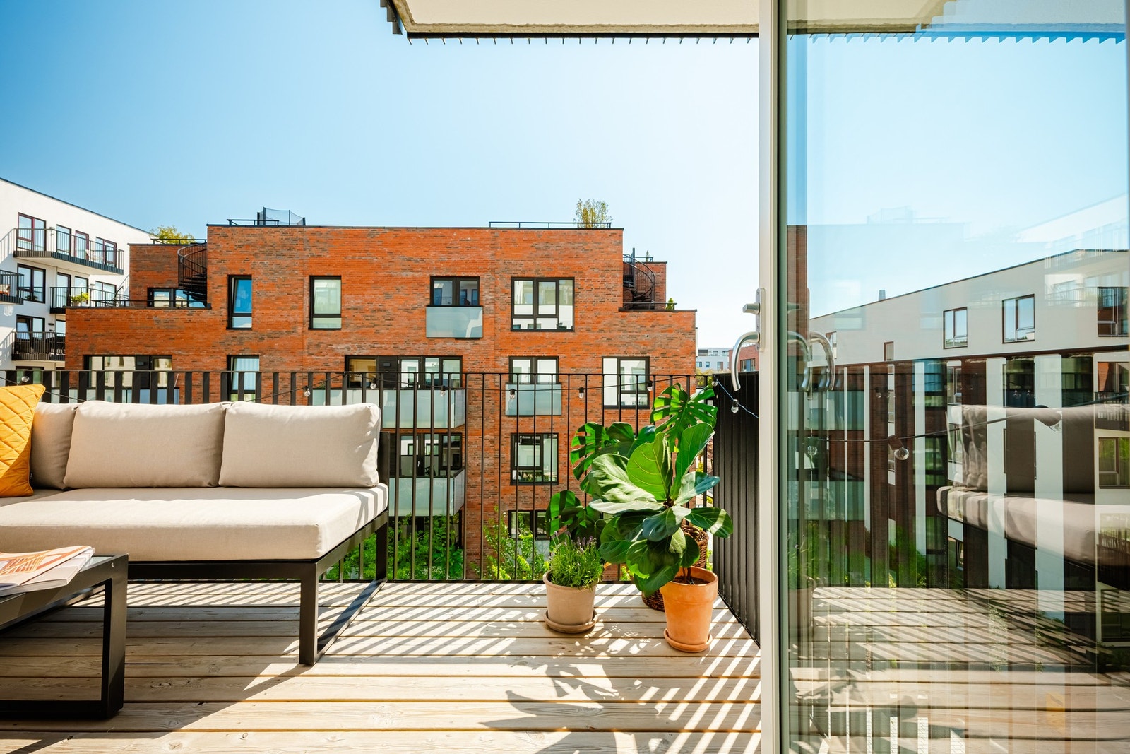 Her har du plass til både sittegruppe, grill og beplanting. Balkongen er utstyrt med utebelysning og stikkontakt. Galleribilde