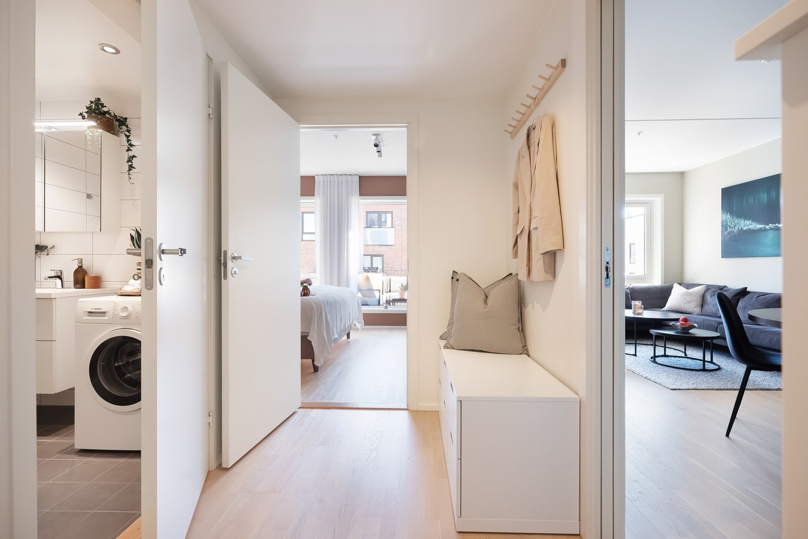 Innenfor inngangsdøren møtes du av en pen entré som gir et godt førsteinntrykk. Entréen er knutepunktet for leiligheten med tilgang til alle rom. Galleribilde