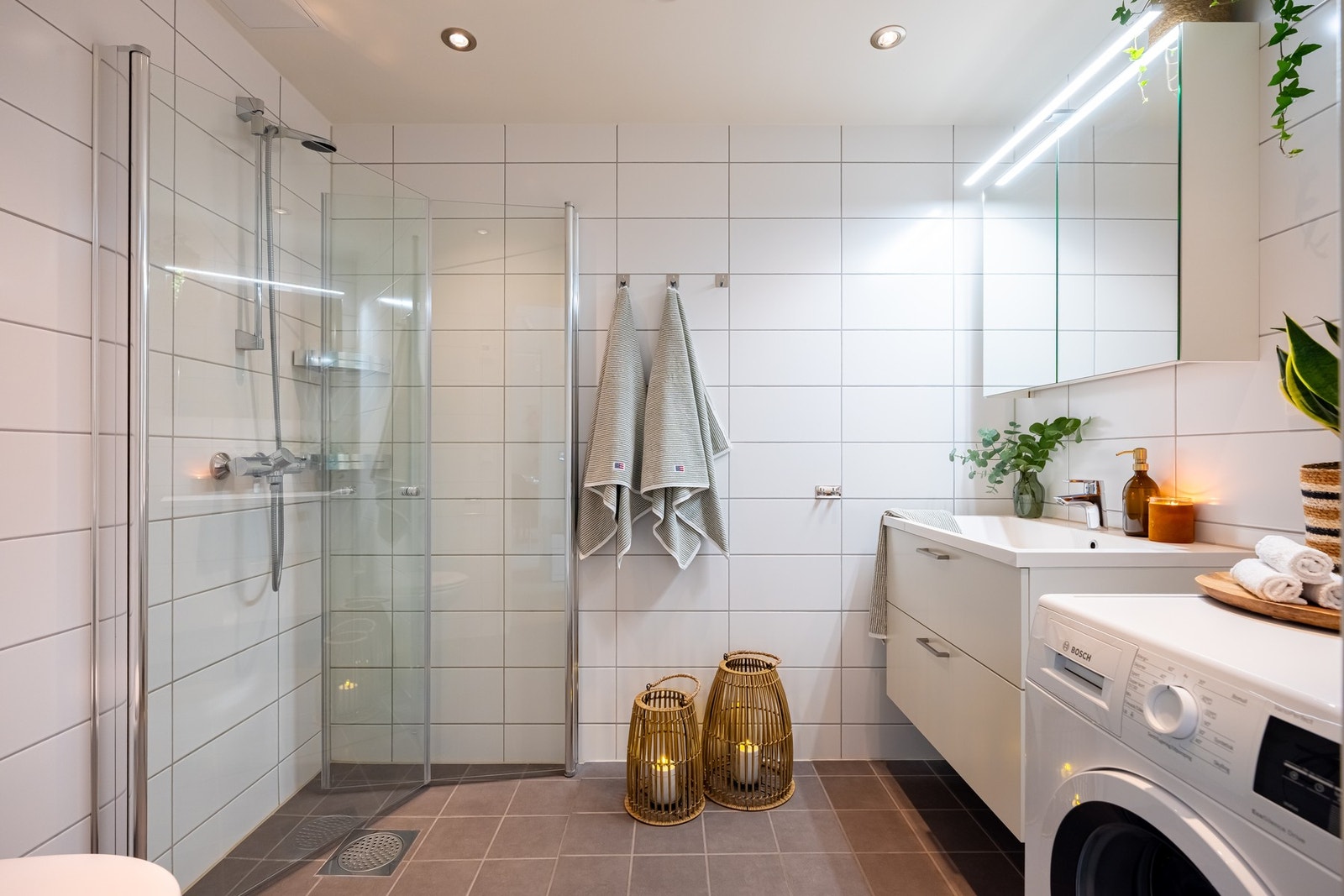 Boligens baderom er lyst og flislagt med varme i gulv og downlights i himling. Galleribilde