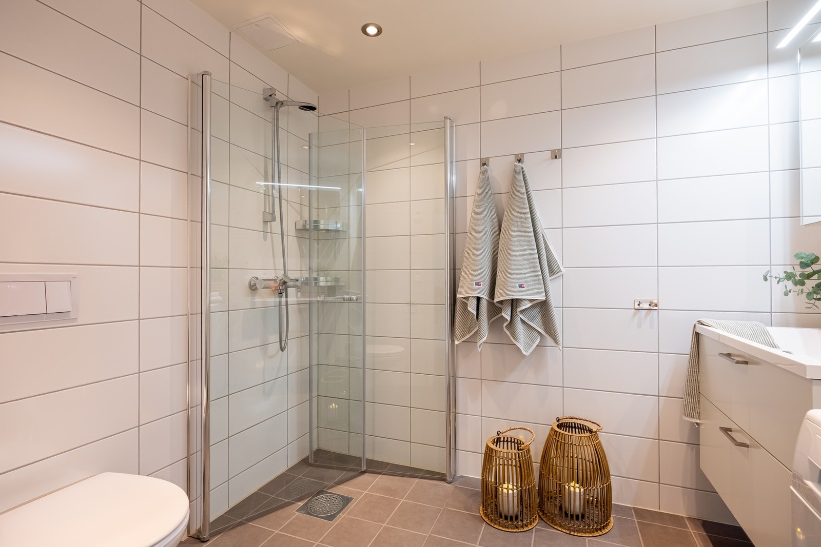 Badet har opplegg for vaskemaskin og plass til tørketrommel. Mekanisk avtrekk. Galleribilde