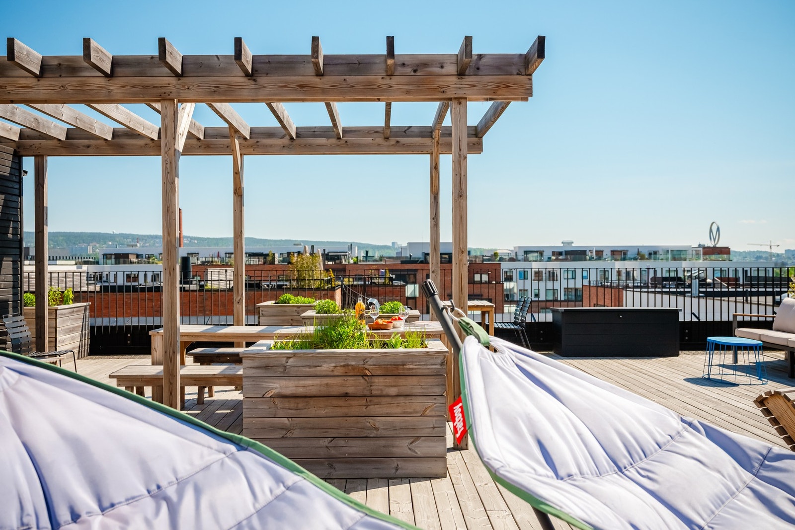 Her får man gleden av en rekke ulike tilbud som felles grill, pizzaovn, kjøleskap, sittegrupper, hengekøyer og plantekasser/parsellhage. Galleribilde