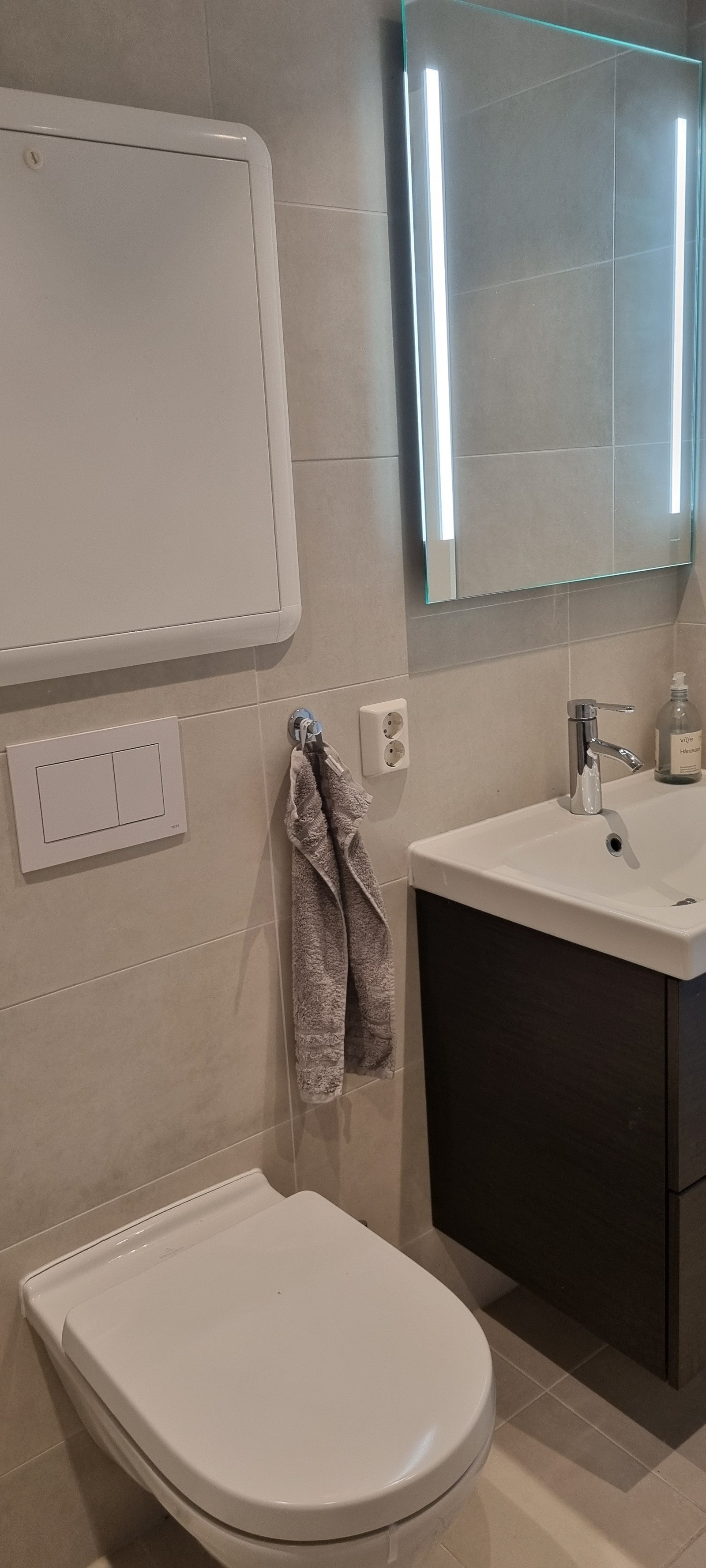 Detalj bad med vegghengt toalett og servant. Galleribilde