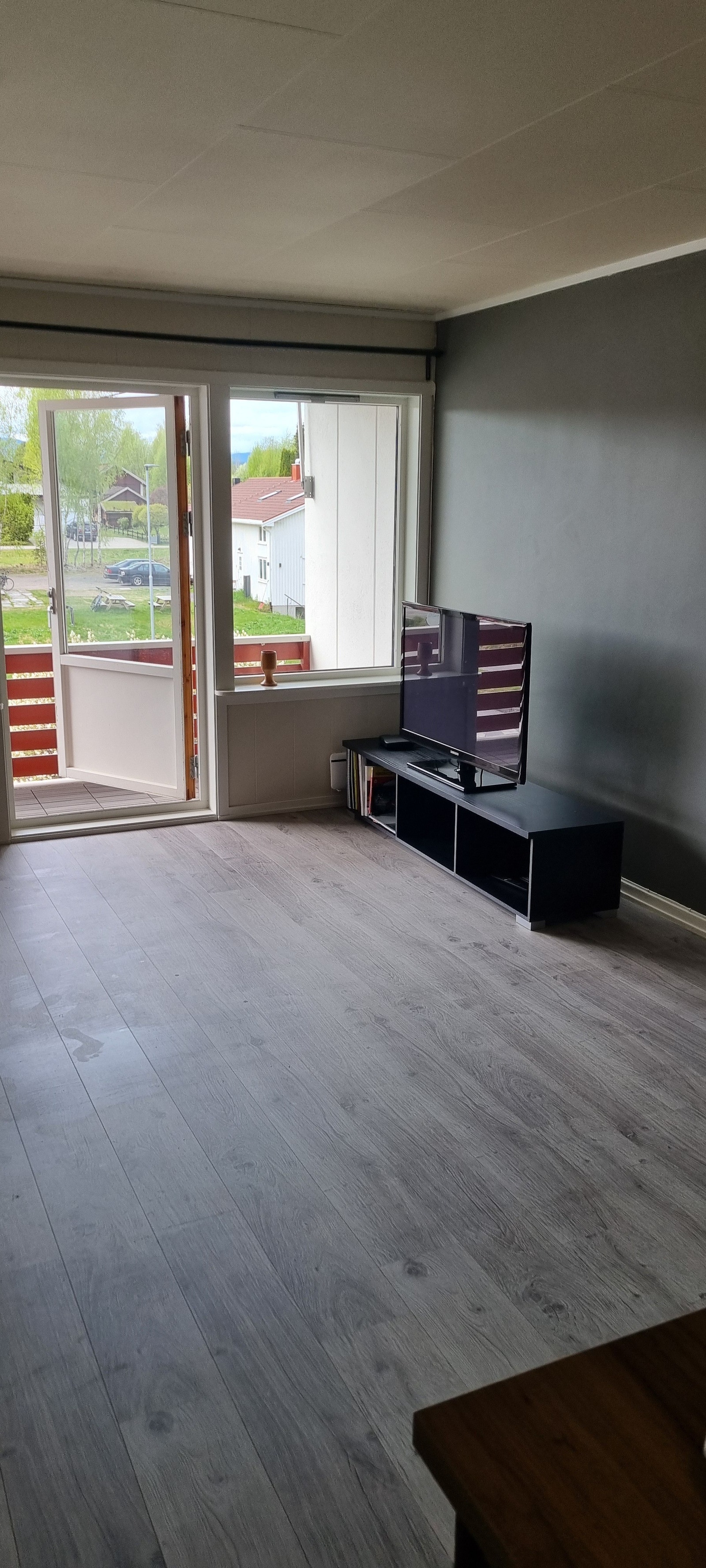 Stue med mørkegrå kontrast vegg. Galleribilde