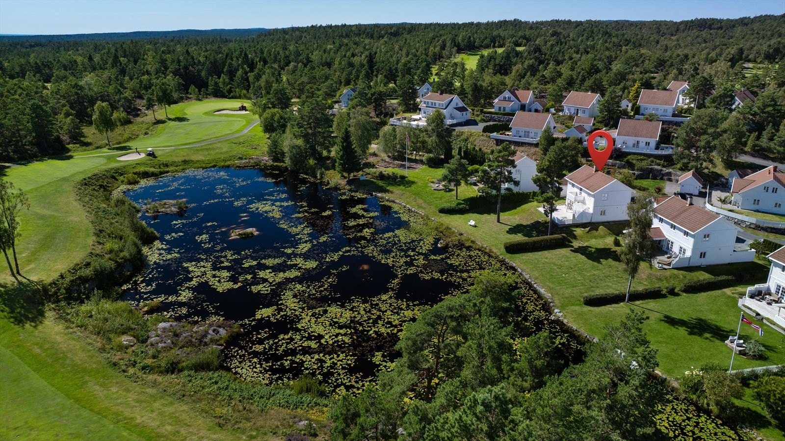 Romslig og flott fritidsbolig med herlig utsikt til vannspeilet ved Hull 3 og golfbanen. Galleribilde
