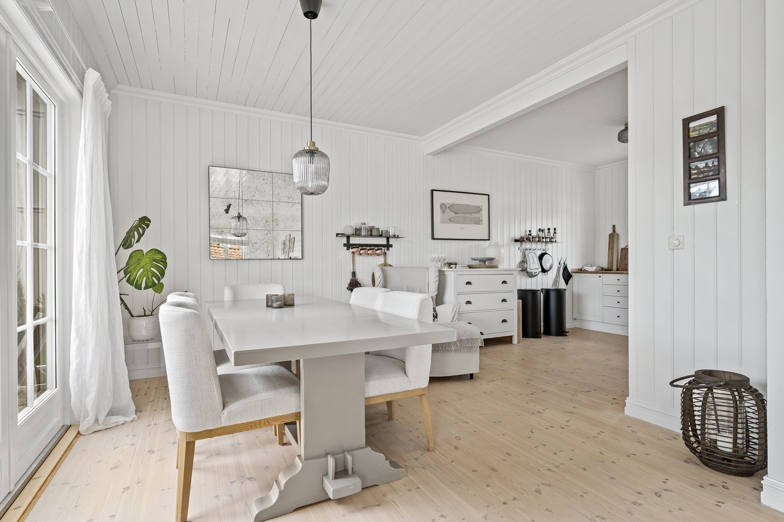 Åpen løsning mellom stue og kjøkken. Galleribilde