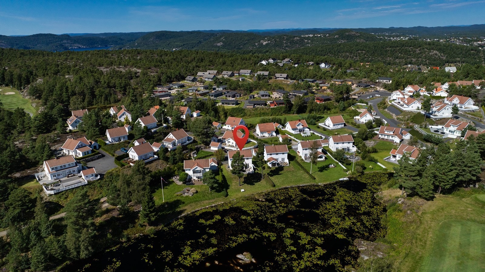 Eiendommen gir deg nærheten til hotellet, sjøen og golfbanen kombinert med en fredfull plassering tett på naturen. Galleribilde