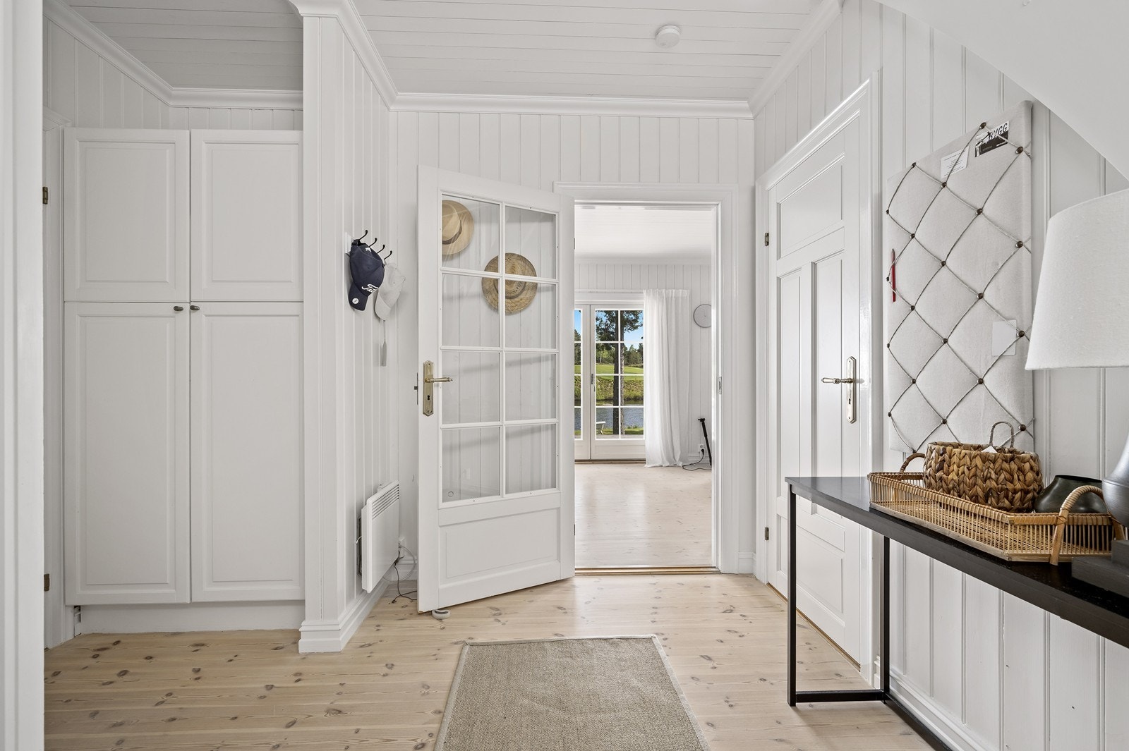 Fritidsboligen går over to plan. I 1. etg. finner man hall m/trapp, 2 boder, bad/vaskerom, stue/spisestue og kjøkken. Galleribilde
