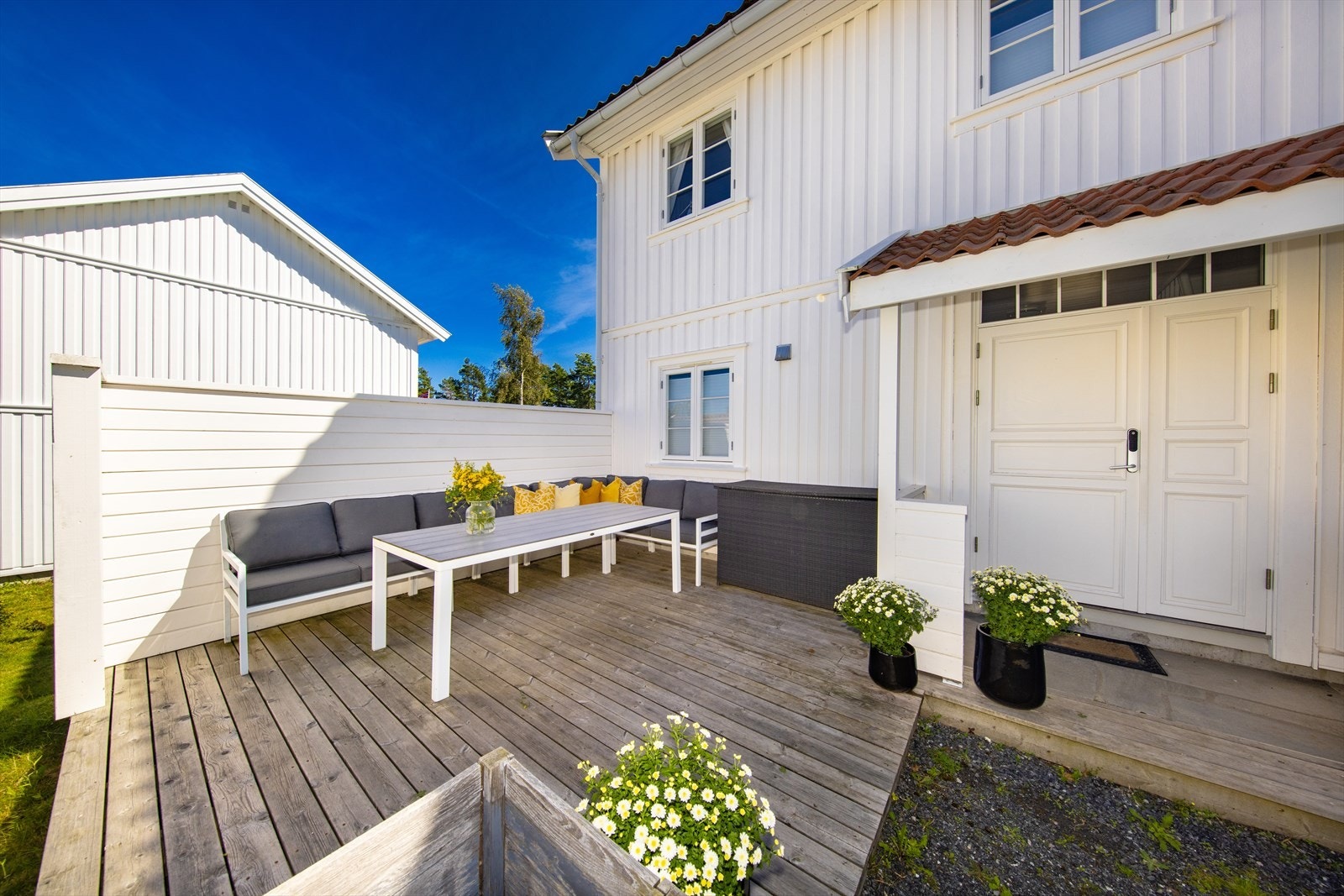 Ved inngangspartiet er det laget en fin platting hvor du kan nyte ettermiddags- og kveldsol. Galleribilde