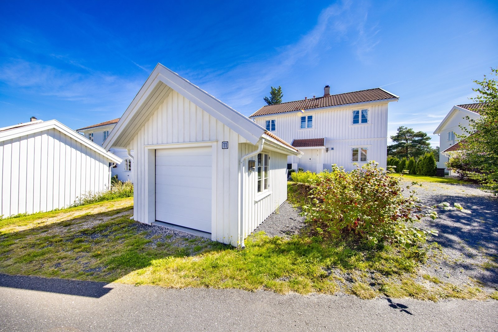 Det er satt opp en frittstående utebod/golfbilgarasje. Galleribilde