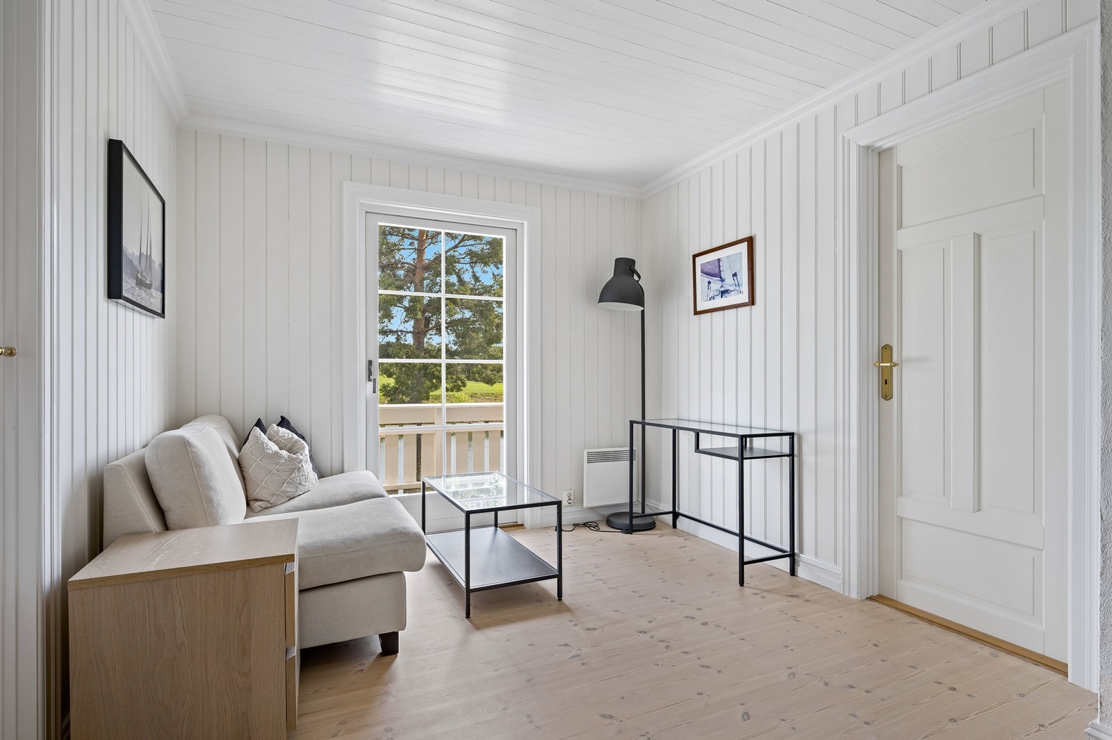 Loftstuen er lysmalt med utgang til balkong. På balkongen kan du nyte morgensolen mens du ser utover vannspeilet og golfbanen. Galleribilde