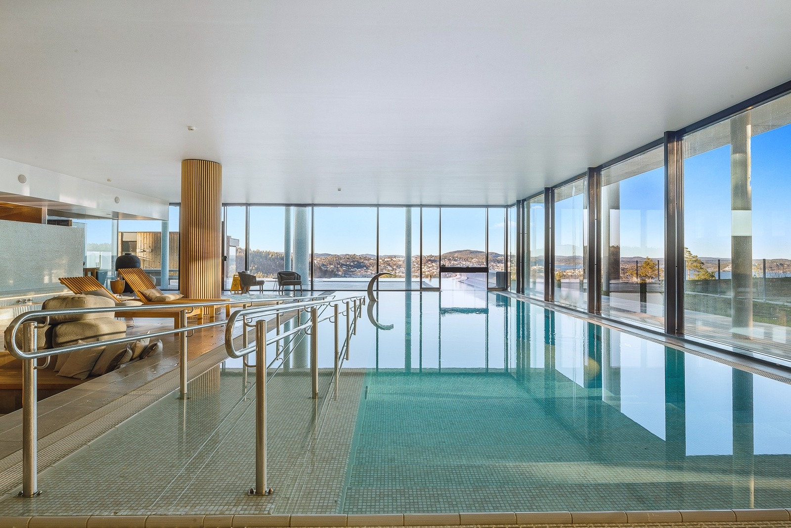 Det er mulig å kjøpe Kragerø Resort Club kort, som gir fri inngang til alle hotellets fasiliteter, blant annet Spaanlegg. Konf. megler for pris. Galleribilde