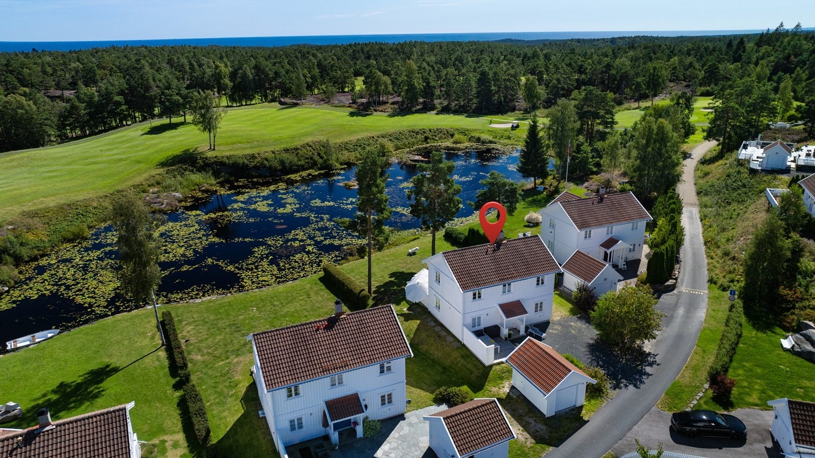 Tomten ligger på Kragerø Resort, og er en av tomtene lengst syd på feltet. Galleribilde