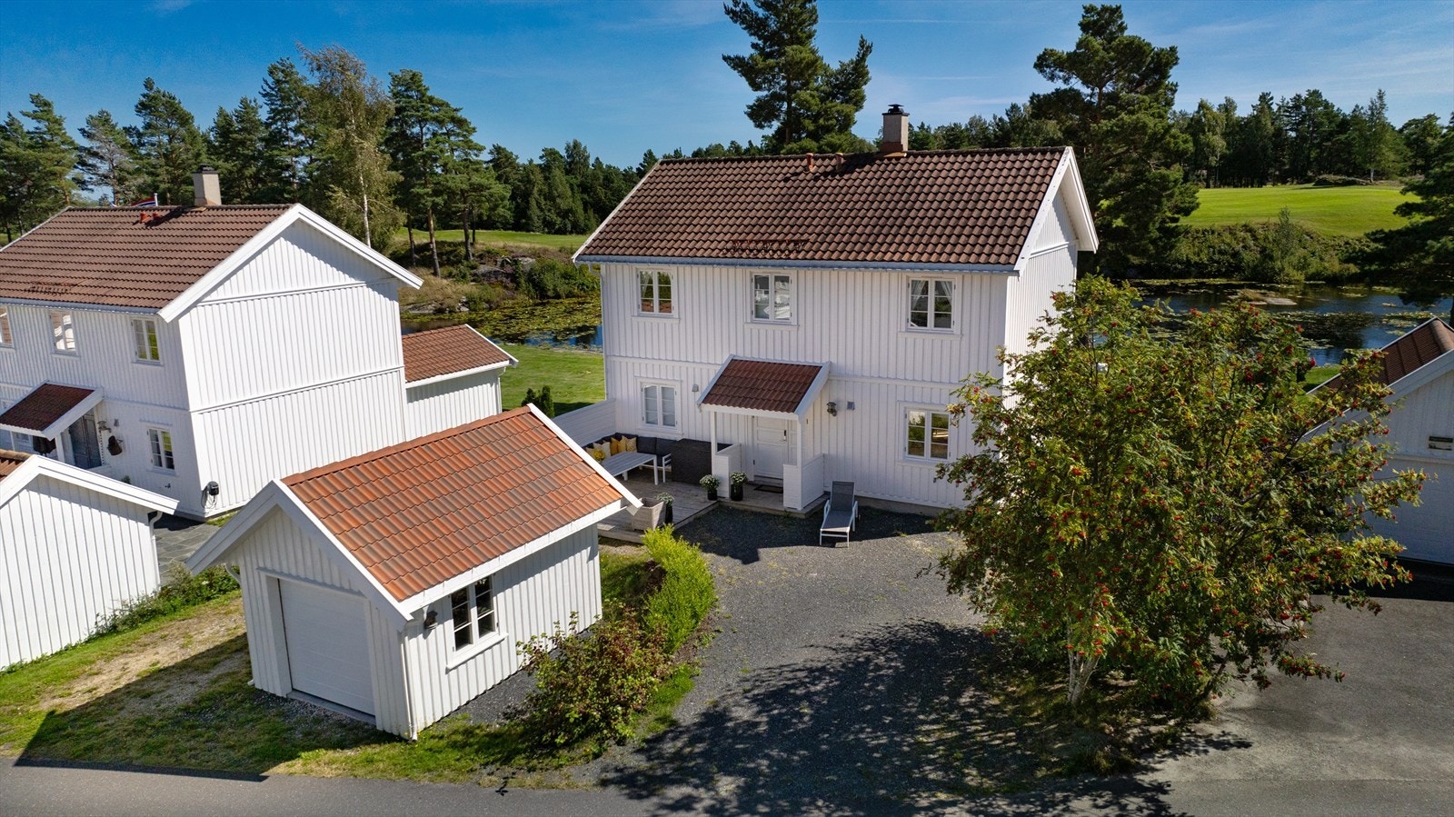 Tomten er flott opparbeidet med gruset adkomst og parkering. Galleribilde