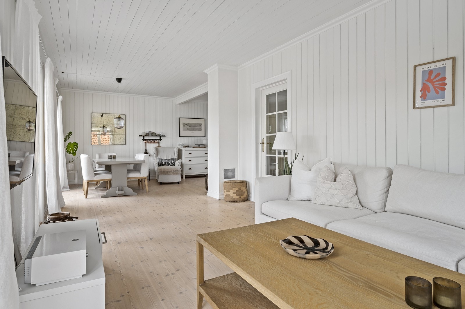 Stuen er koselig med god plass til både spiseseksjon og sofaseksjoner. Galleribilde