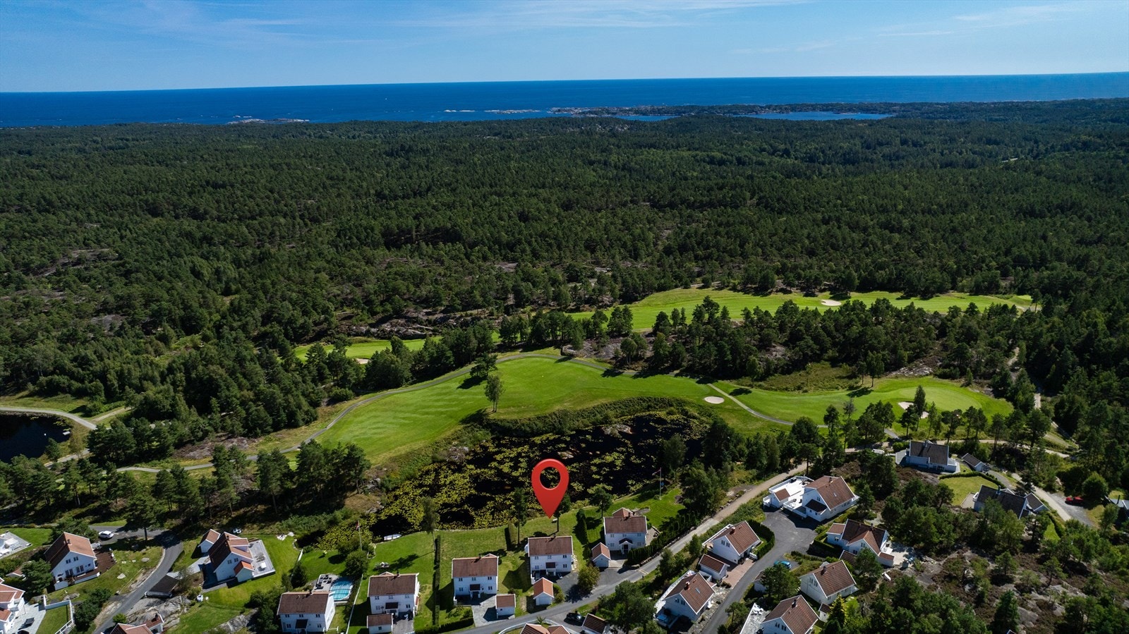 En av Norges flotteste golfbaner med bl.a. driving range, korthullsbane og minigolf ligger rett utenfor døra. Galleribilde