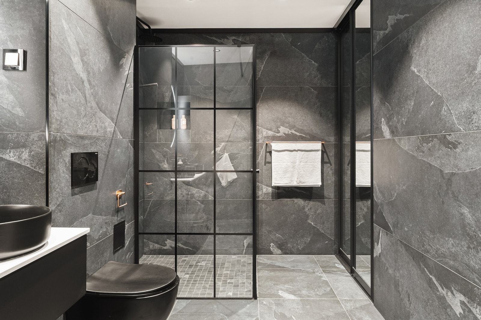 Det er fliser på gulv og vegger, samt varmekabler i gulv. Galleribilde