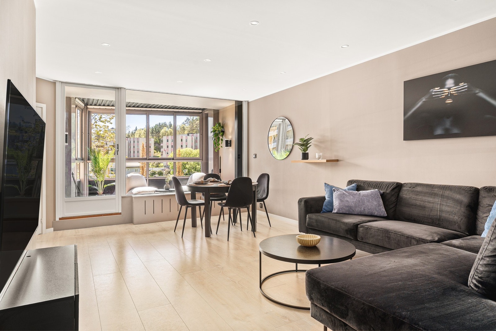 Gulv, vegger og takoverflater ble fornyet i 2021/2022, samt nye inne dører og ytterdør. Galleribilde