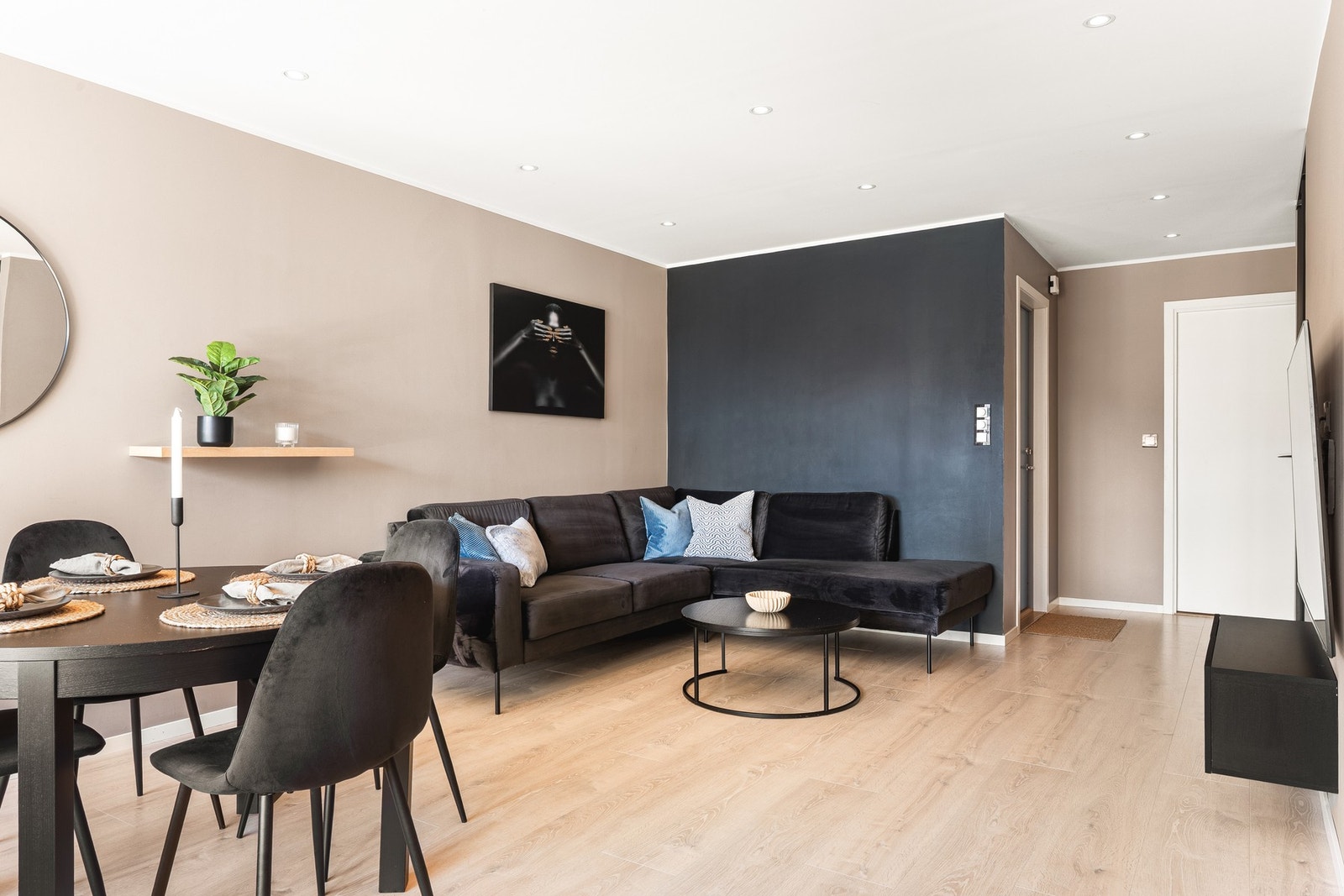 Leiligheten har en åpen stue/kjøkken løsning som gir en god romfølelse. Galleribilde