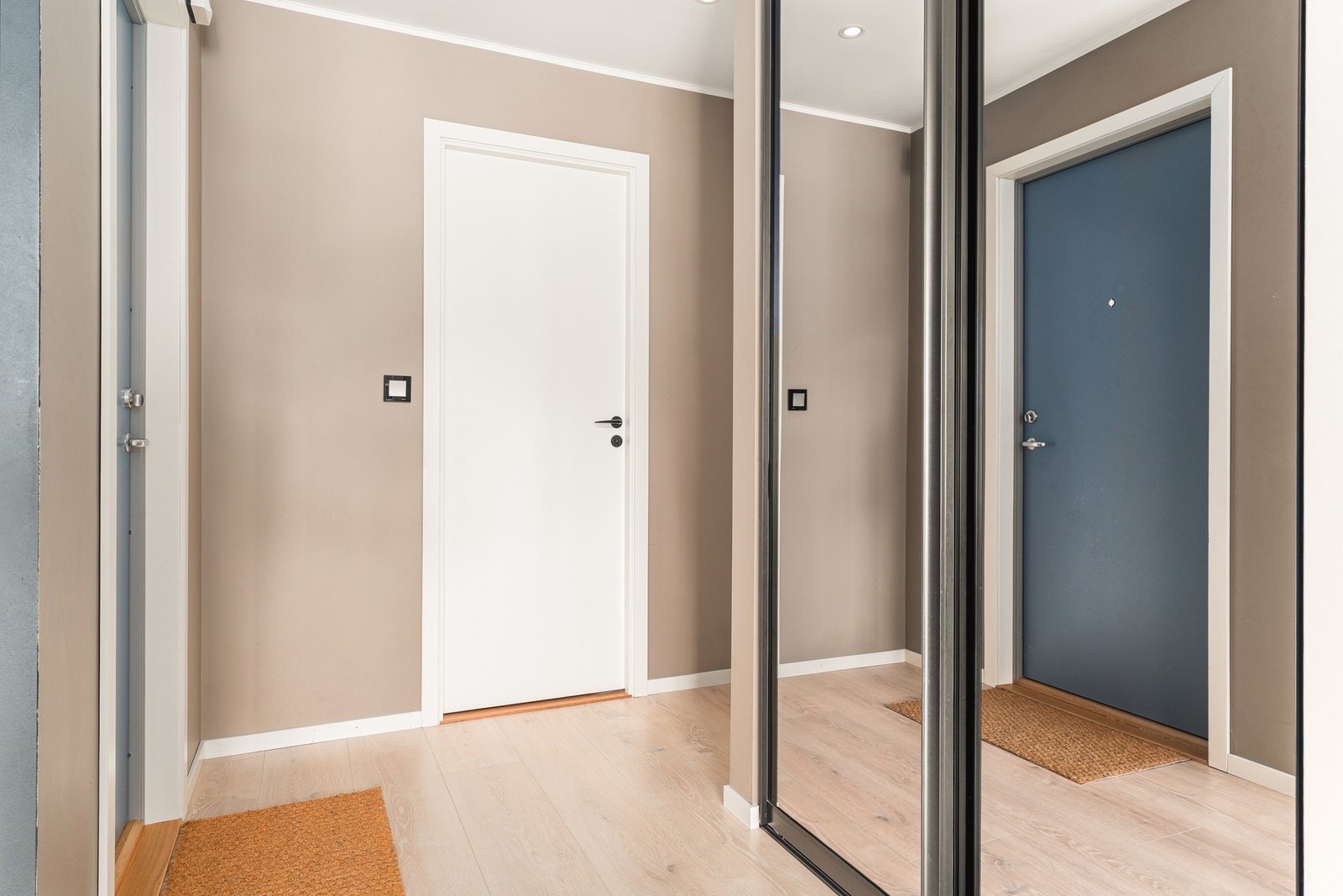 Velkommen inn! Vi starter ved boligens inngangsområdet. Galleribilde