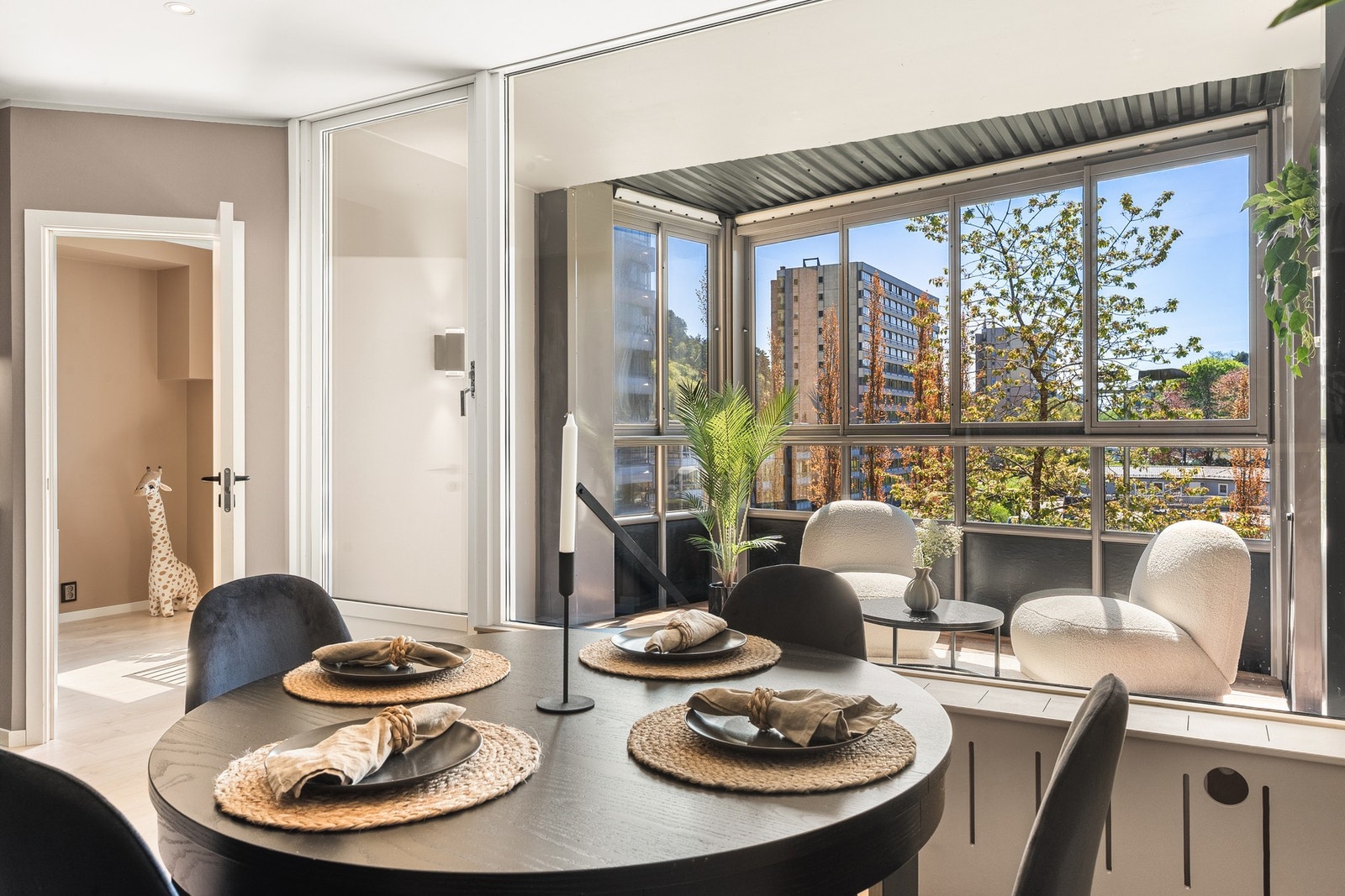 Direkte fra stuen er det utgang til leilighetens balkong målt til ca. 8 kvm. Galleribilde