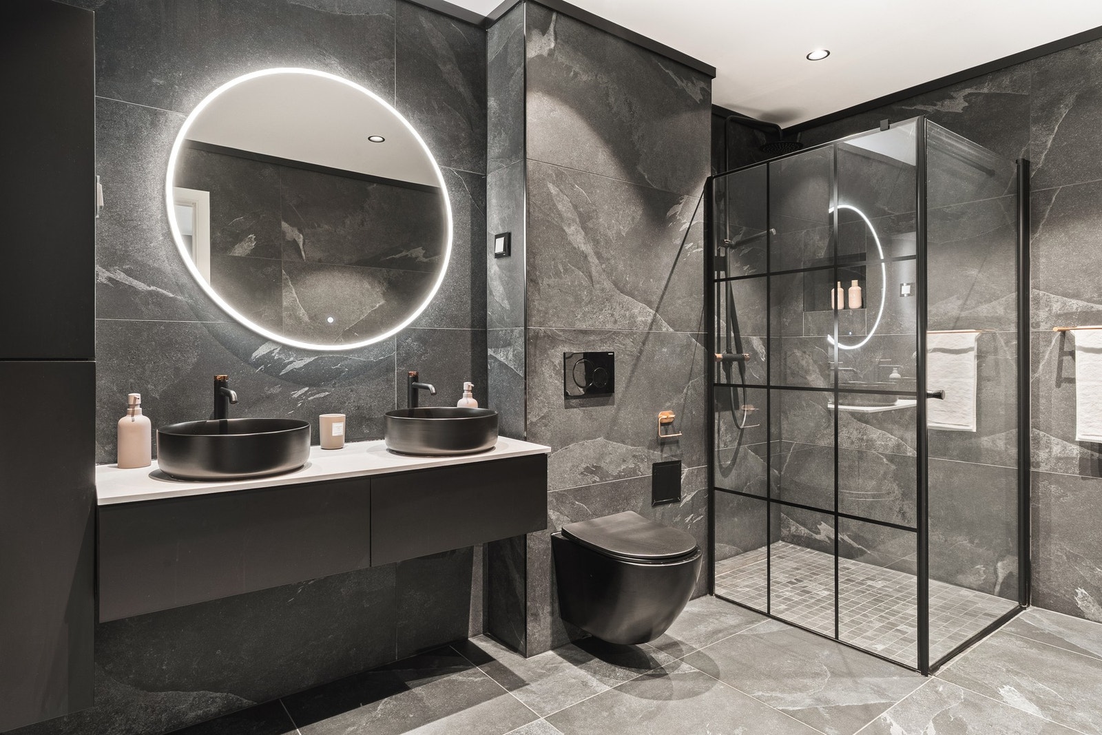 Leiligheten har ett lekkert bad fra 2022! Målt til ca. 7,2 kvm. Galleribilde