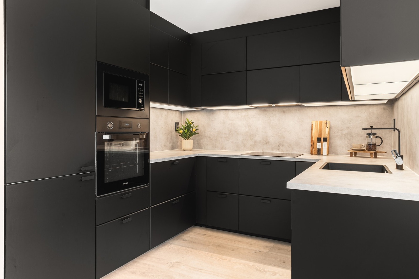 Her er det rikelig med benke- og skapplass, perfekt for den matglade! Galleribilde