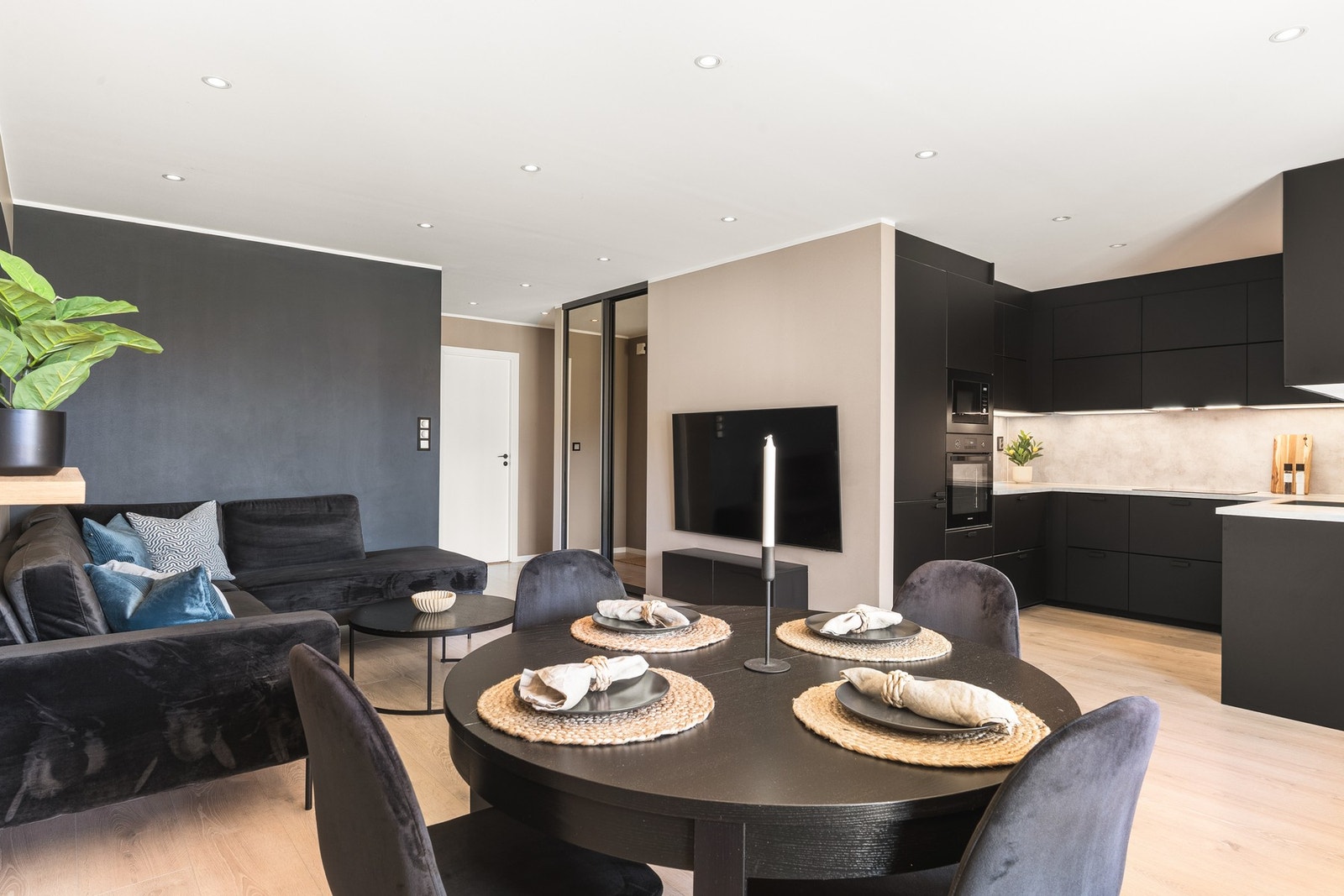 Vegger er malt i tidsriktige farger, samt store vindusflater som sørger for rikelig med innslipp av dagslys. Galleribilde