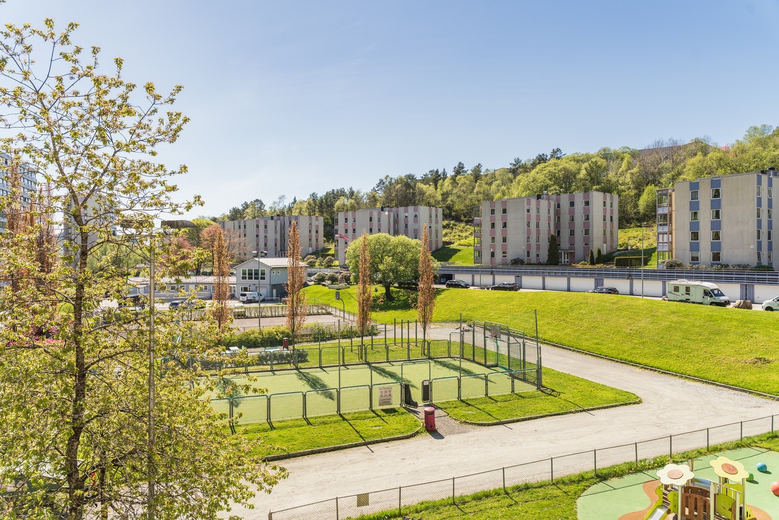 Like i nærheten ligger også bussterminalen med hyppige bussforbindelser. Galleribilde
