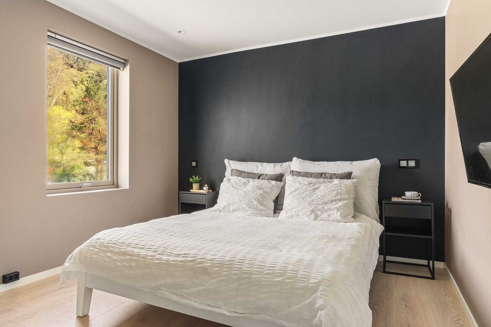 Leiligheten har totalt 2 soverom av god størrelse. Hoved soverom er målt til ca. 13,4 kvm. Galleribilde