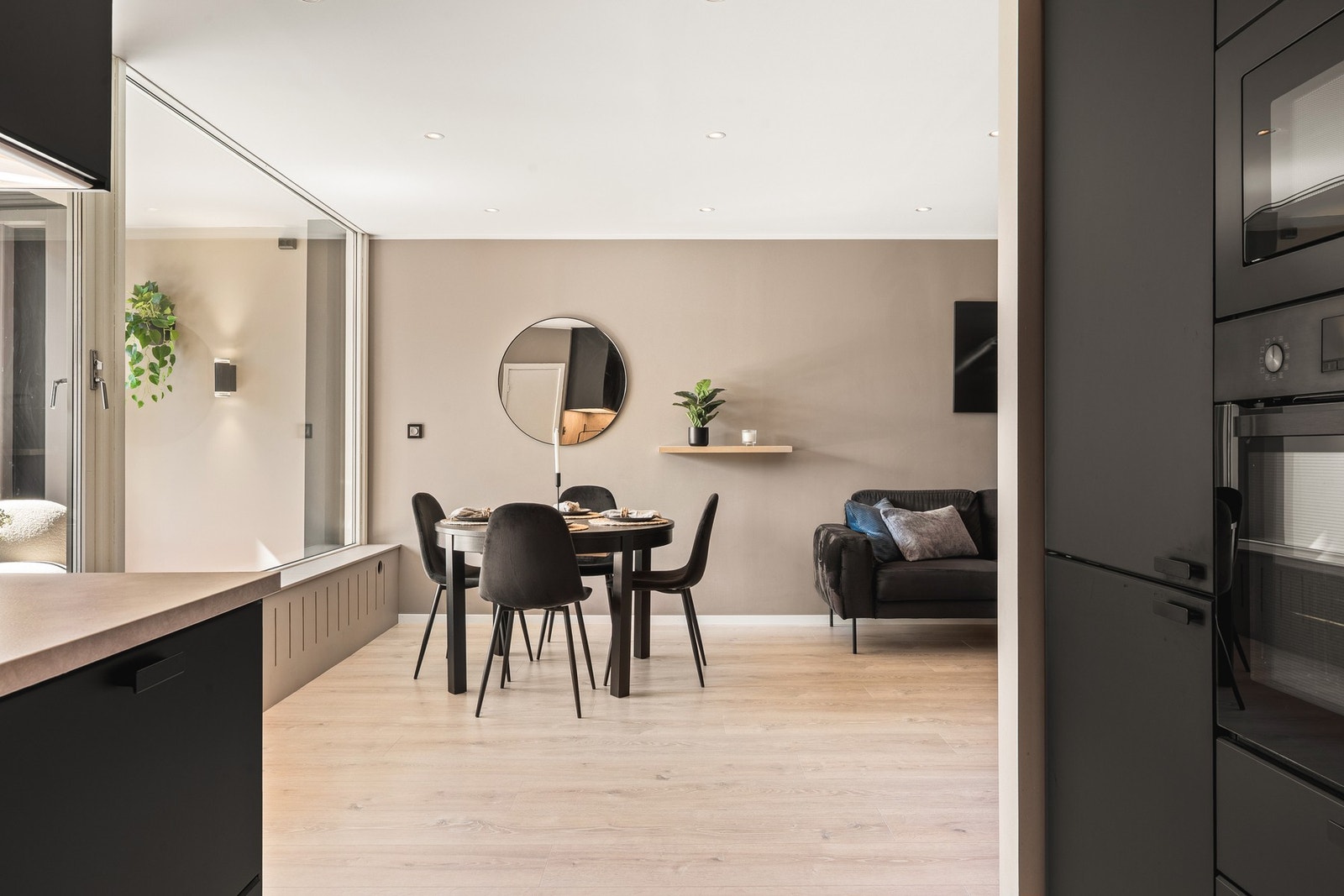 Kjøkken/stue-området er målt til ca. 30 kvm. Galleribilde