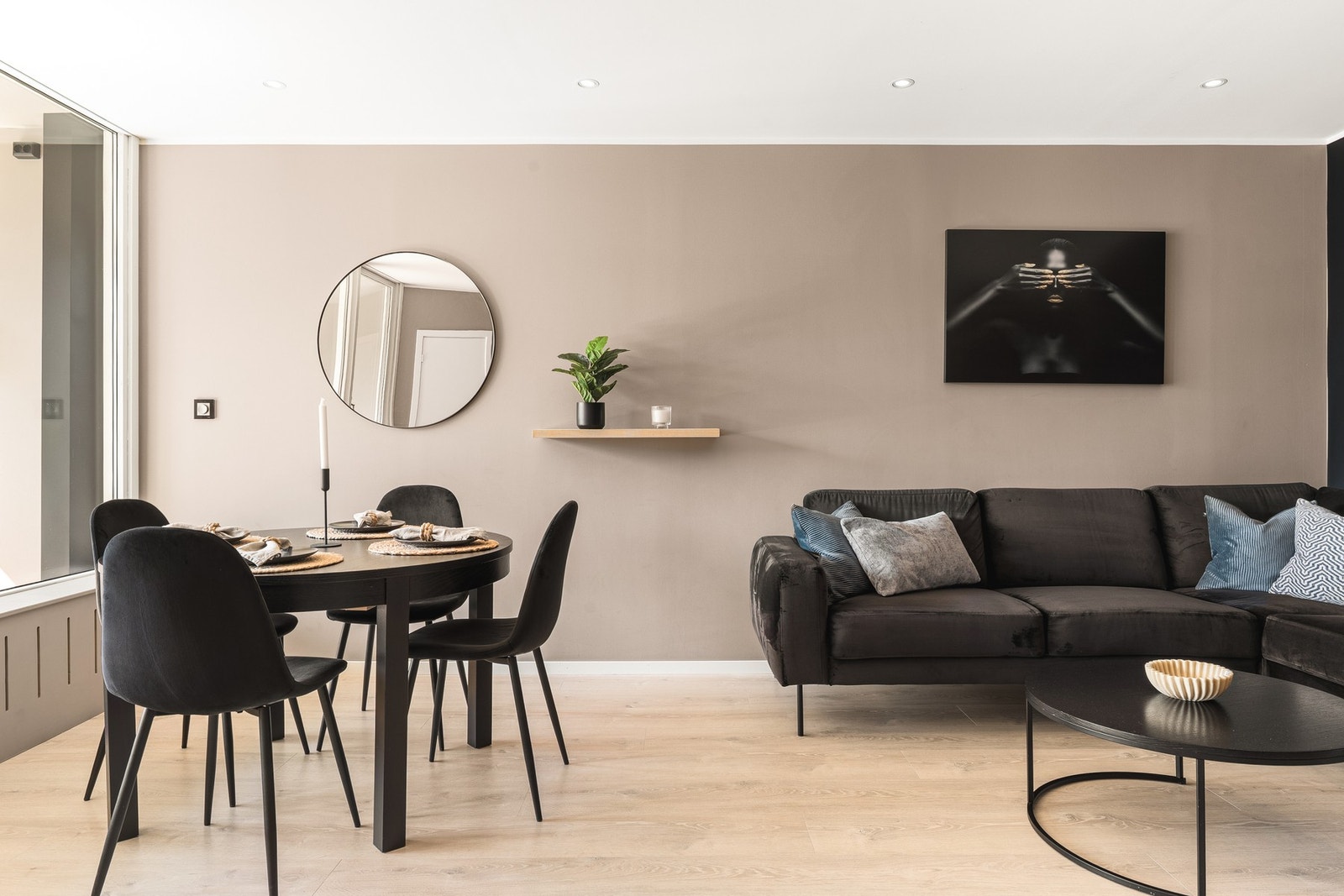 Det er radiator i stuen som avgir godt med varme, sentralvarme og varmtvann er inkludert i felleskostnadene. Galleribilde