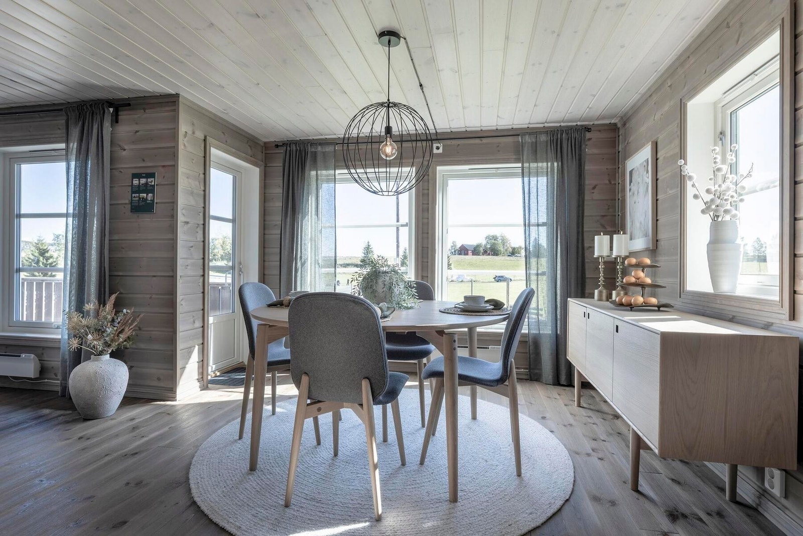 Store vindusflater slipper lyset og naturen inn Galleribilde